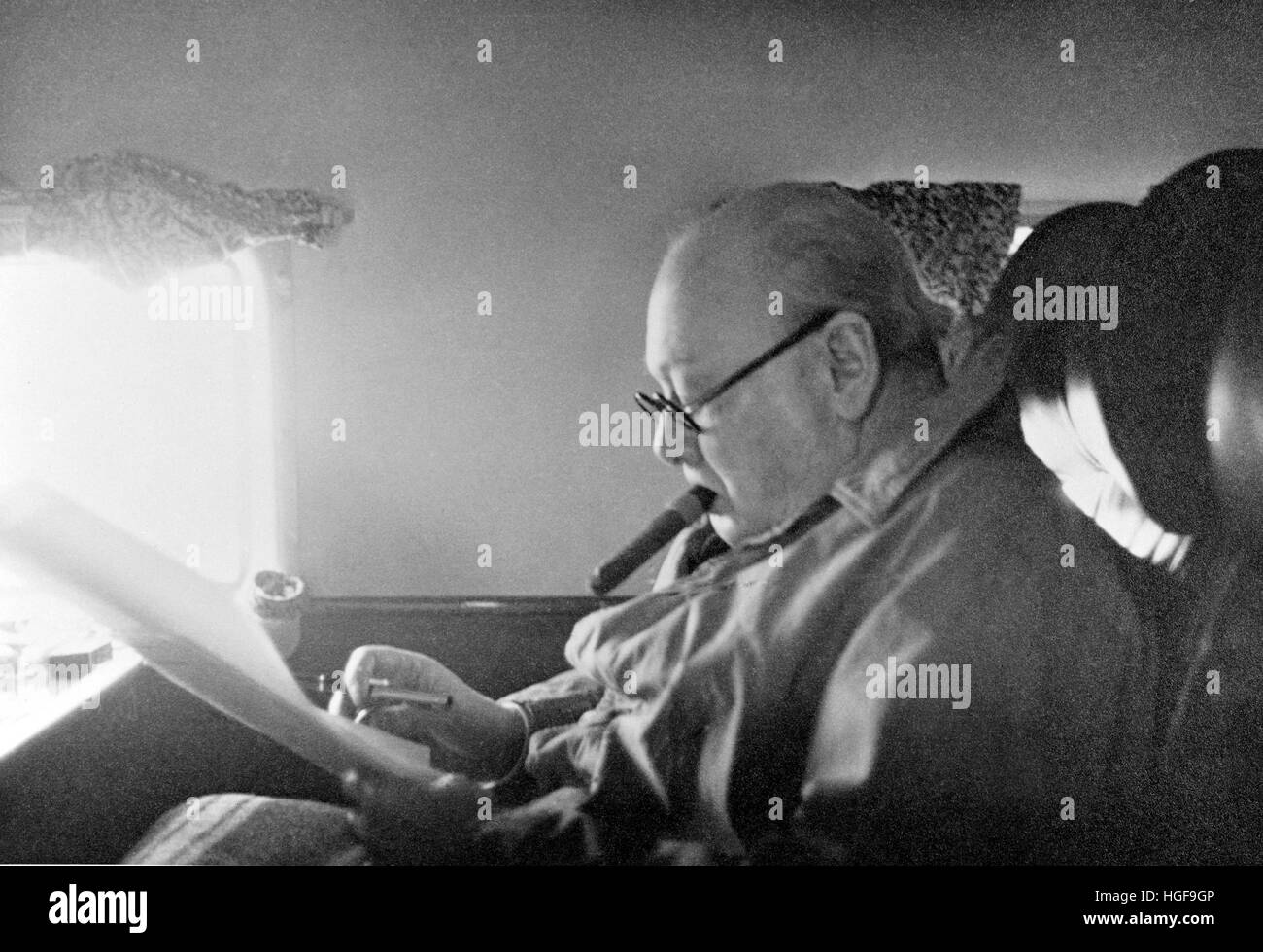 Churchill fumant un cigare en vol de Marrakech, au Maroc, où il est allé récupérer après une grave attaque de bronchite March1948 Banque D'Images