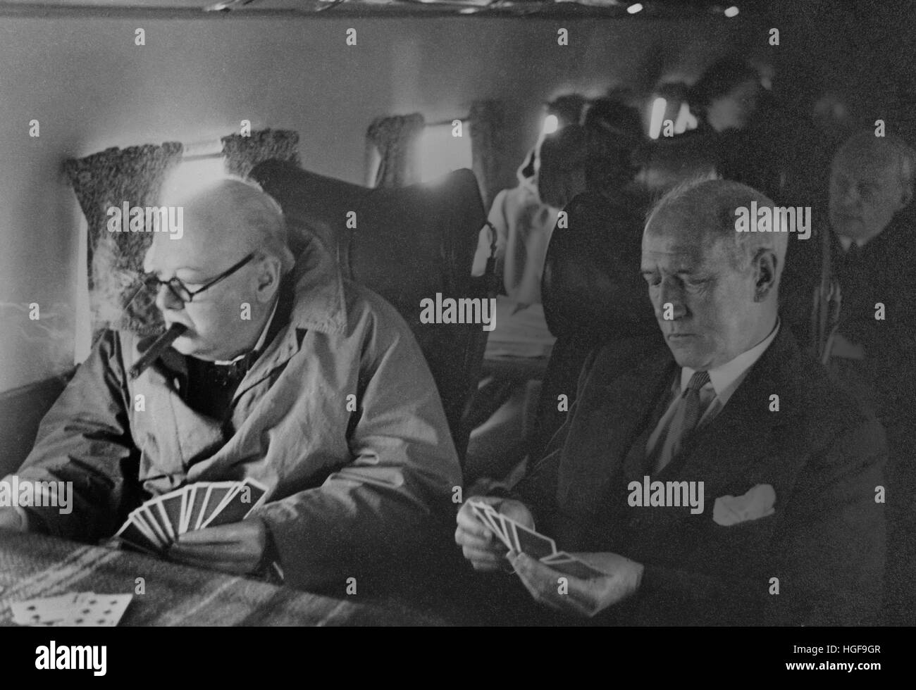 Churchill rentrent en Angleterre de Marrakech, au Maroc, avec son ami Lord Camrose après avoir récupéré de la bronchite. Mars 1948 Banque D'Images