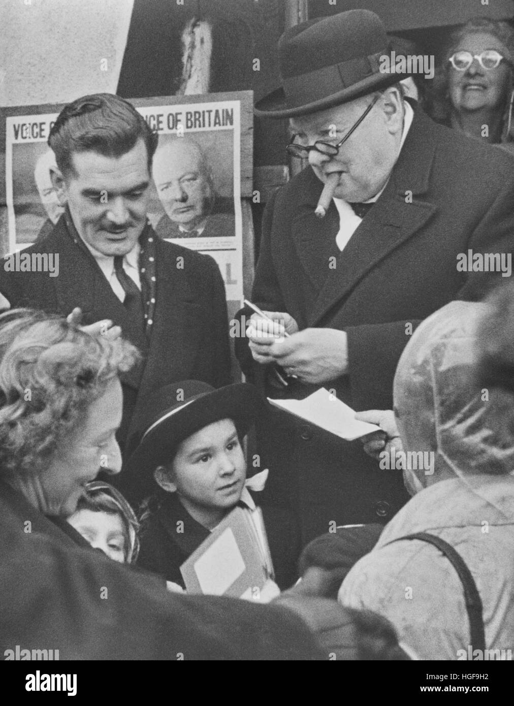Winston Churchill signe des autographes à Devonport, février 1950 Banque D'Images