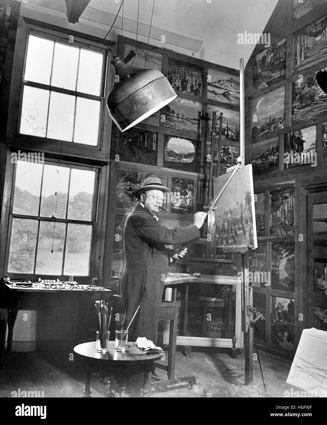 Churchill à son chevalet de peinture à Chartwell, tel qu'il apparaît sur la couverture du magazine Life, 7 janvier 1946 Banque D'Images