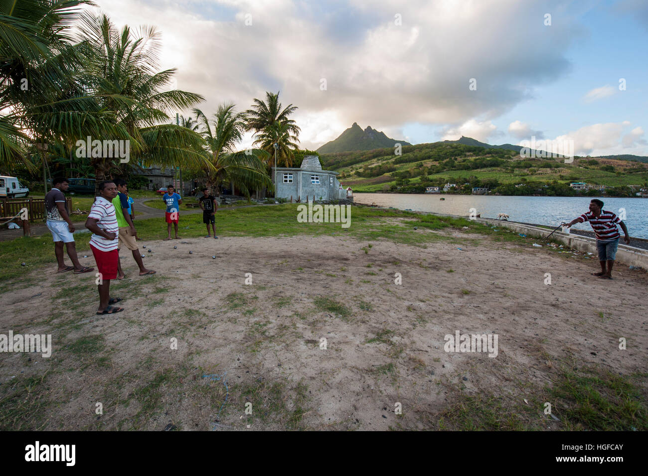 Les hommes de l'île Maurice joue un jeu de boule dans Bambous Virieux, Maurice. Banque D'Images