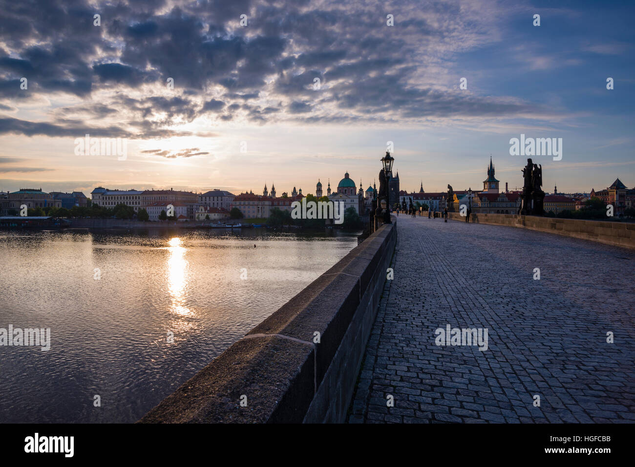 Le Pont Charles et la tour à Prague Banque D'Images