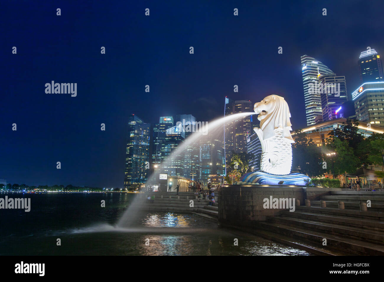 Singapour - 06 septembre 2016 : scène de nuit illuminée de Merlion, fontaine et d'affaires moderne sur fond de bâtiments Banque D'Images