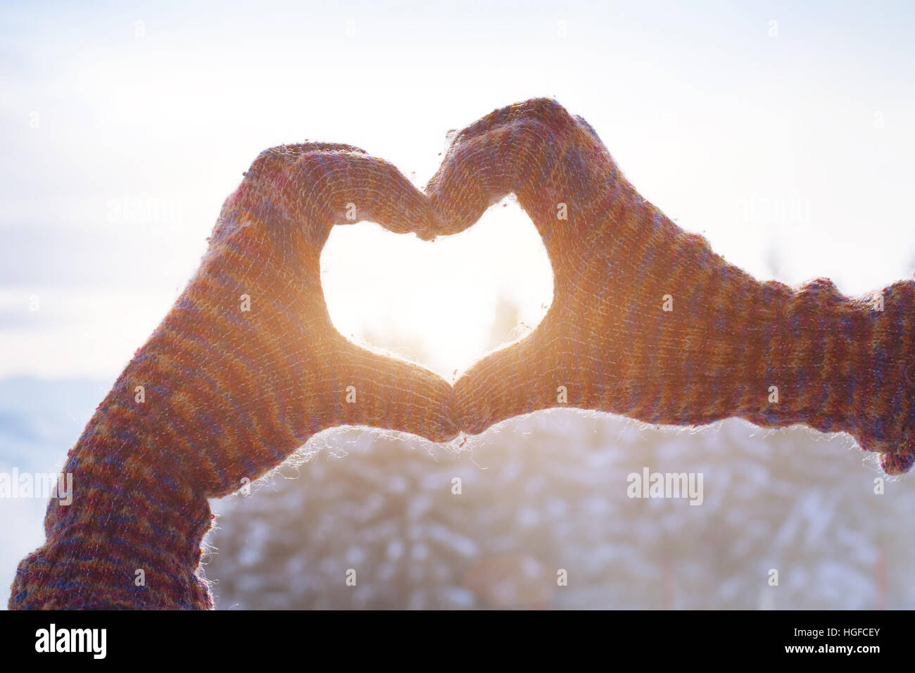 Heureux vacances d'hiver, cœur d'amour signe de mains Banque D'Images