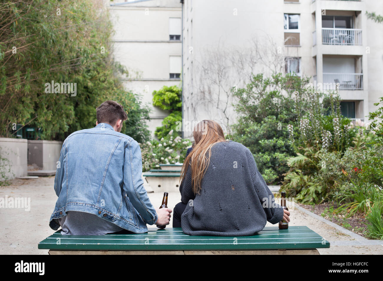 L'alcoolisme, les jeunes boivent bière sur le banc Banque D'Images