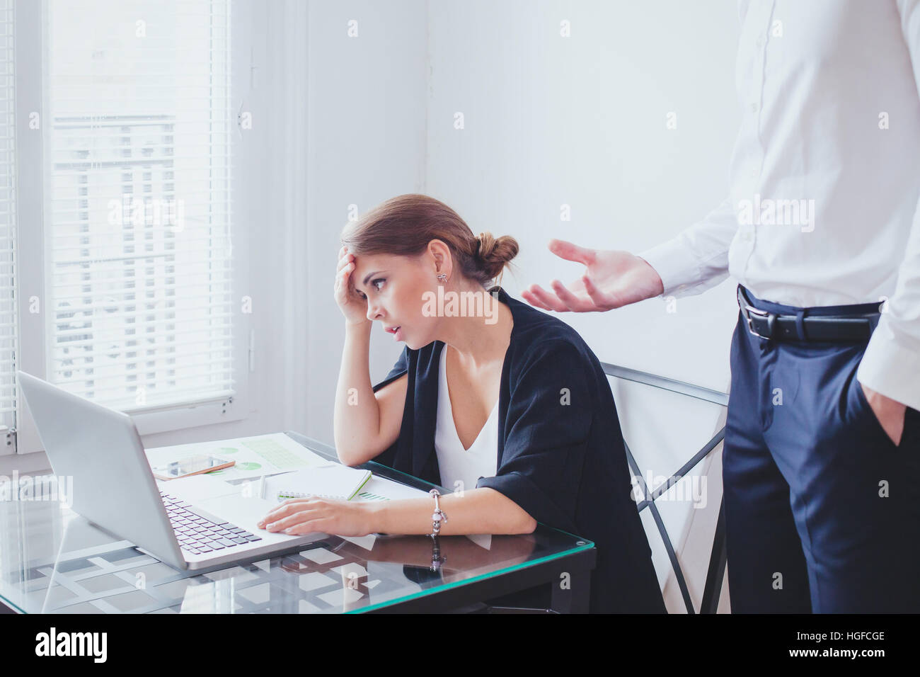 Le stress au travail, la pression émotionnelle, patron en colère et fatigué femme malheureux employé Banque D'Images