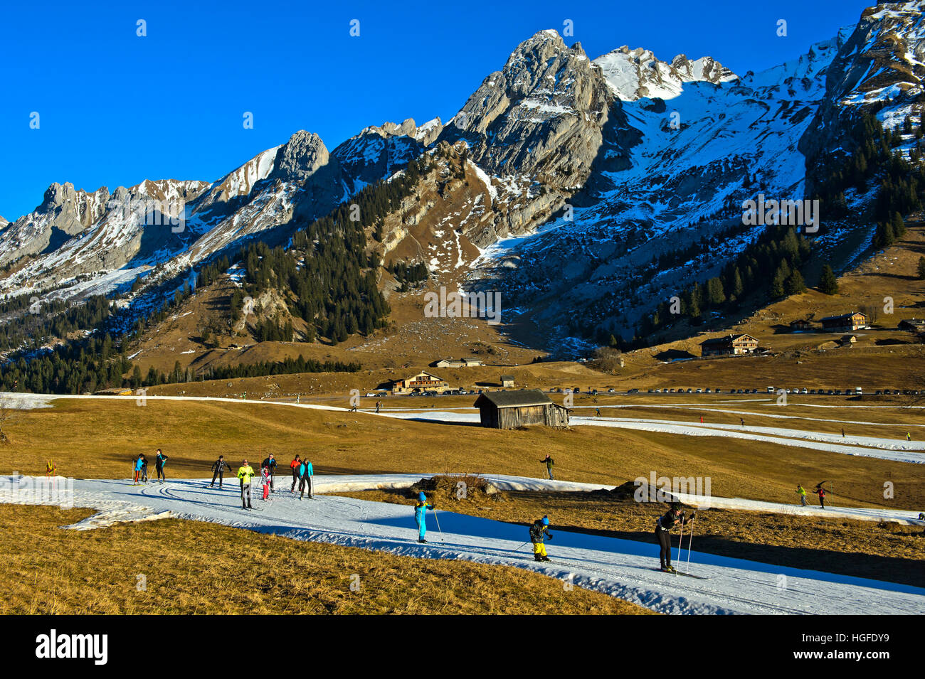 Les skieurs de fond sur des pistes de ski, l'espace nordique des Confins, La Clusaz, France Banque D'Images Les skieurs de fond sur des pistes de ski, l'espace nordique des Confins, La Clusaz, France Banque D'Images