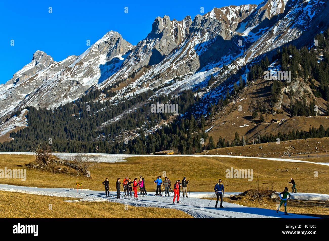 Les skieurs de fond sur des pistes de ski, l'espace nordique des Confins, La Clusaz, France Banque D'Images Les skieurs de fond sur des pistes de ski, l'espace nordique des Confins, La Clusaz, France Banque D'Images