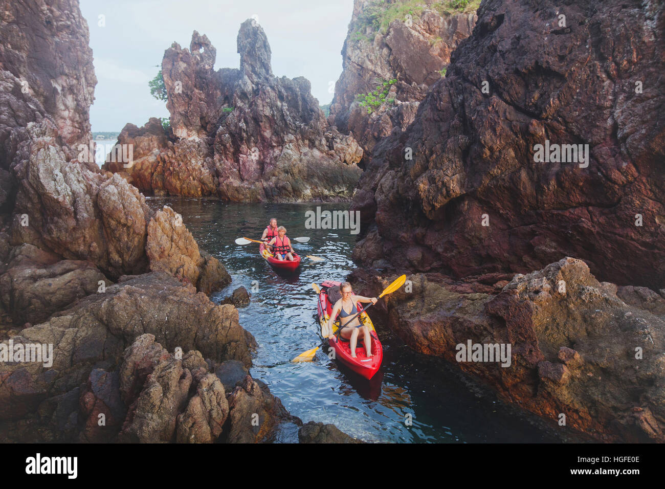 Kayak, voyage d'aventure, un groupe de personnes sur les kayaks entre les falaises Banque D'Images