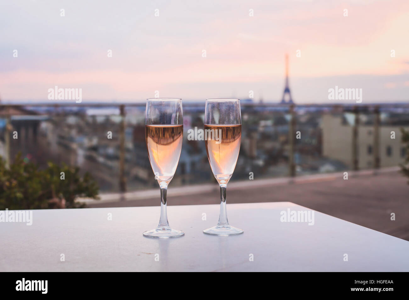 Boire du champagne en restaurant de luxe à Paris, France Banque D'Images