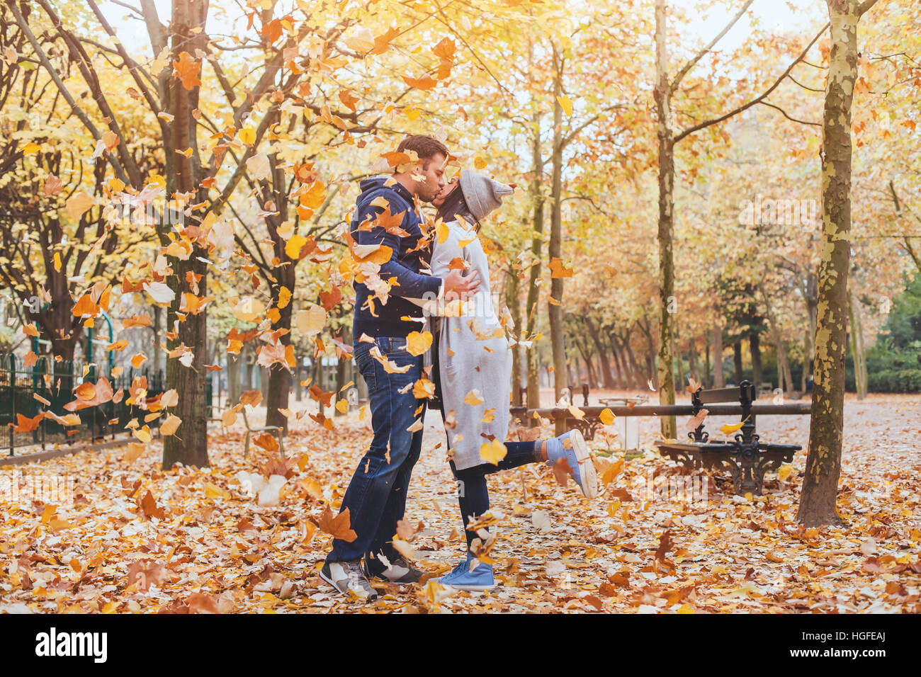 Couple kissing in autumn park, automne Banque D'Images
