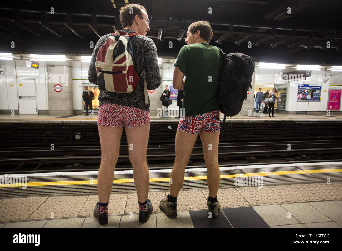 Plus de 100 habitants ont pris part le pantalon en 2017 Pas de métro sur le métro de Londres. Cet événement annuel, le 8ème, est originaire de New York comme le No Pants Subway Ride. Les stagiaires se sont rendus dans leur caleçon. Cette année, un défi a été mannequin inclus qui ont pris part dans le grand hall de la gare de Kings Cross. Banque D'Images