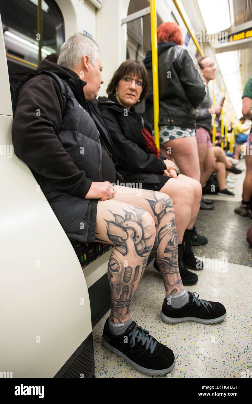 Plus de 100 habitants ont pris part le pantalon en 2017 Pas de métro sur le métro de Londres. Cet événement annuel, le 8ème, est originaire de New York comme le No Pants Subway Ride. Les stagiaires se sont rendus dans leur caleçon. Cette année, un défi a été mannequin inclus qui ont pris part dans le grand hall de la gare de Kings Cross. Banque D'Images