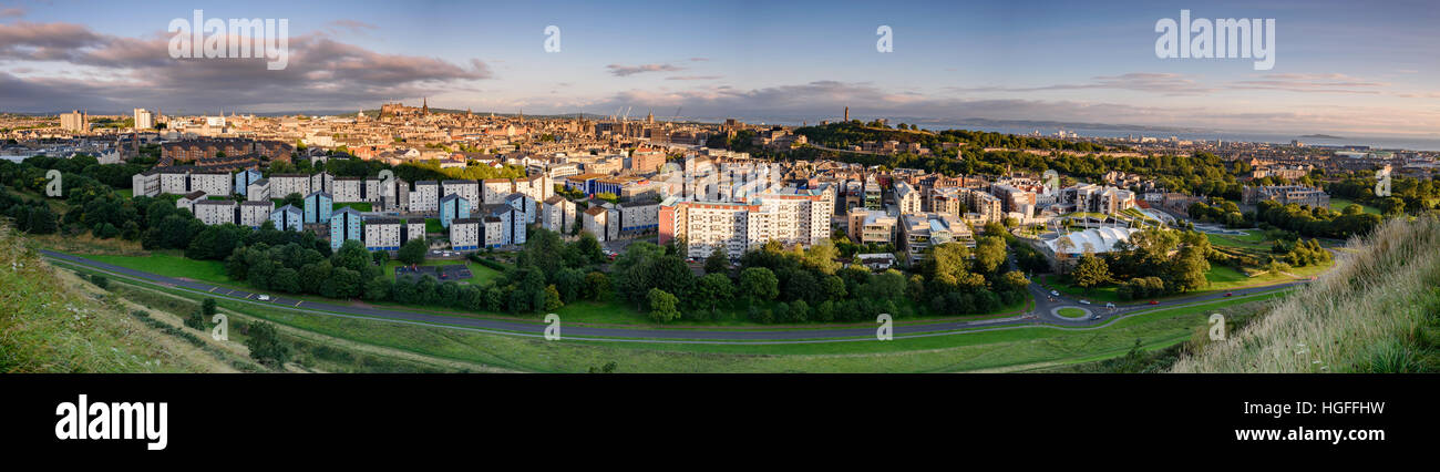 Vue panoramique de la ville d'Edinburgh à partir du haut du siège d'Arthur en Ecosse Banque D'Images