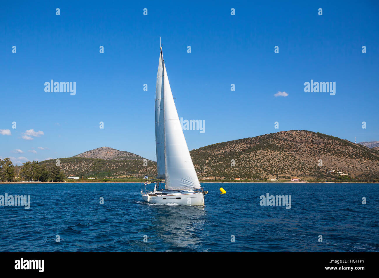 Bateau à voile Yacht de luxe avec voiles blanches dans la mer. Banque D'Images