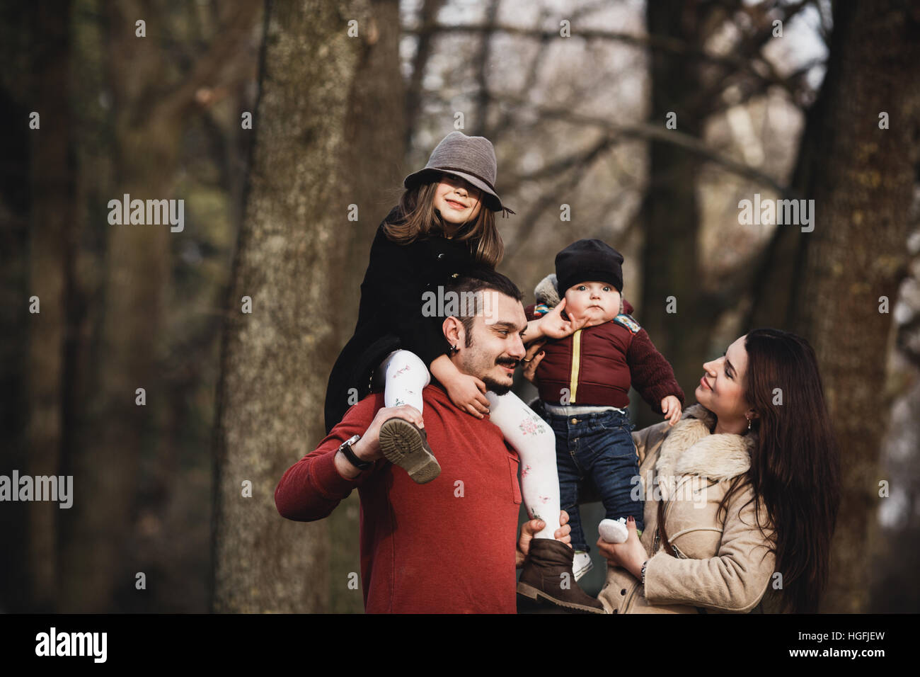 Famille heureuse dans le parc en automne Banque D'Images