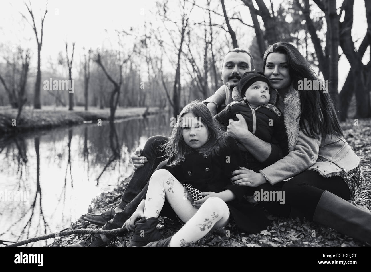 Famille reposant sur la rive du fleuve Banque D'Images