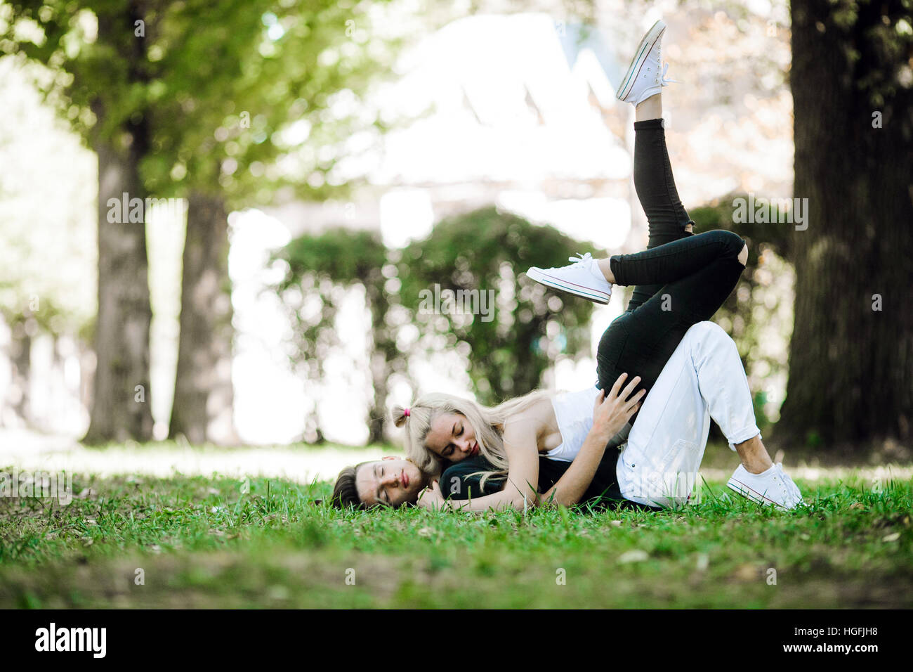 Couple laying on the grass Banque D'Images