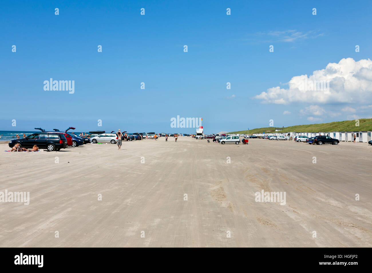 La célèbre plage de Blokhus dans la partie nord-ouest du Jutland, au Danemark. Les voitures et véhicules sont autorisés sur cette plage danois Banque D'Images