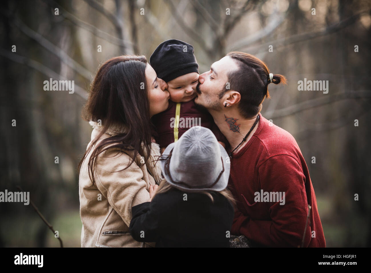 Famille heureuse dans le parc en automne Banque D'Images