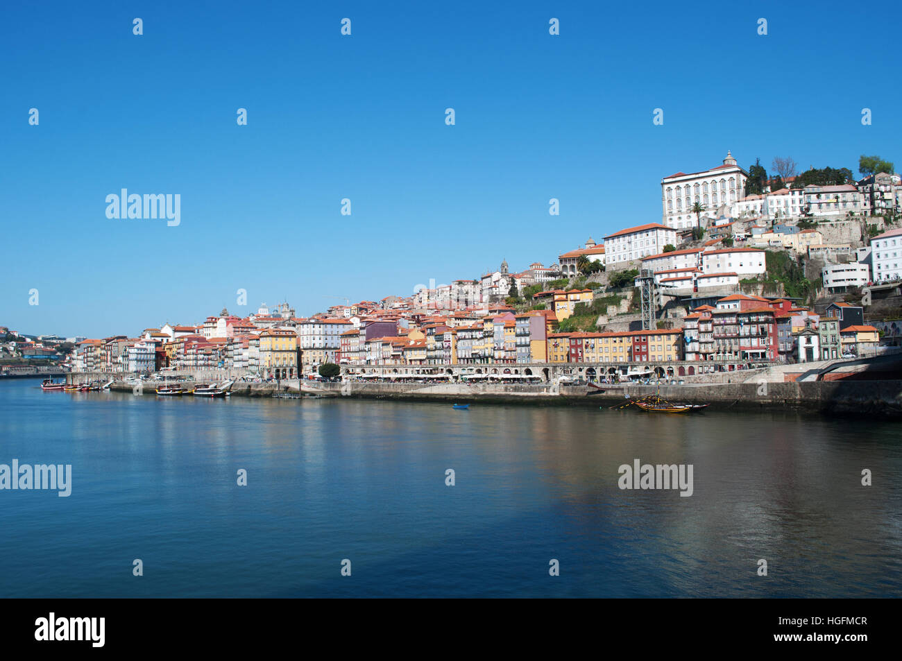 Portugal : les bateaux et les toits de Porto, la deuxième plus grande ville du pays, avec vue sur le palais et la rivière Douro Banque D'Images