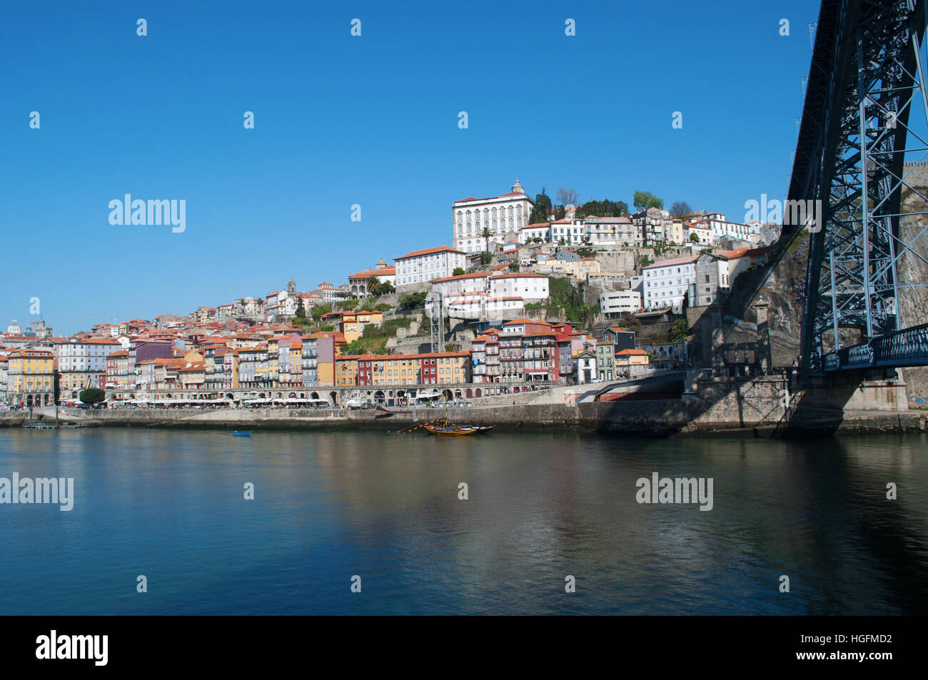 Le Portugal, l'Europe : l'horizon de Porto, avec vue sur le pont Luiz I sur le fleuve Douro entre Porto et Vila Nova de Gaia Banque D'Images