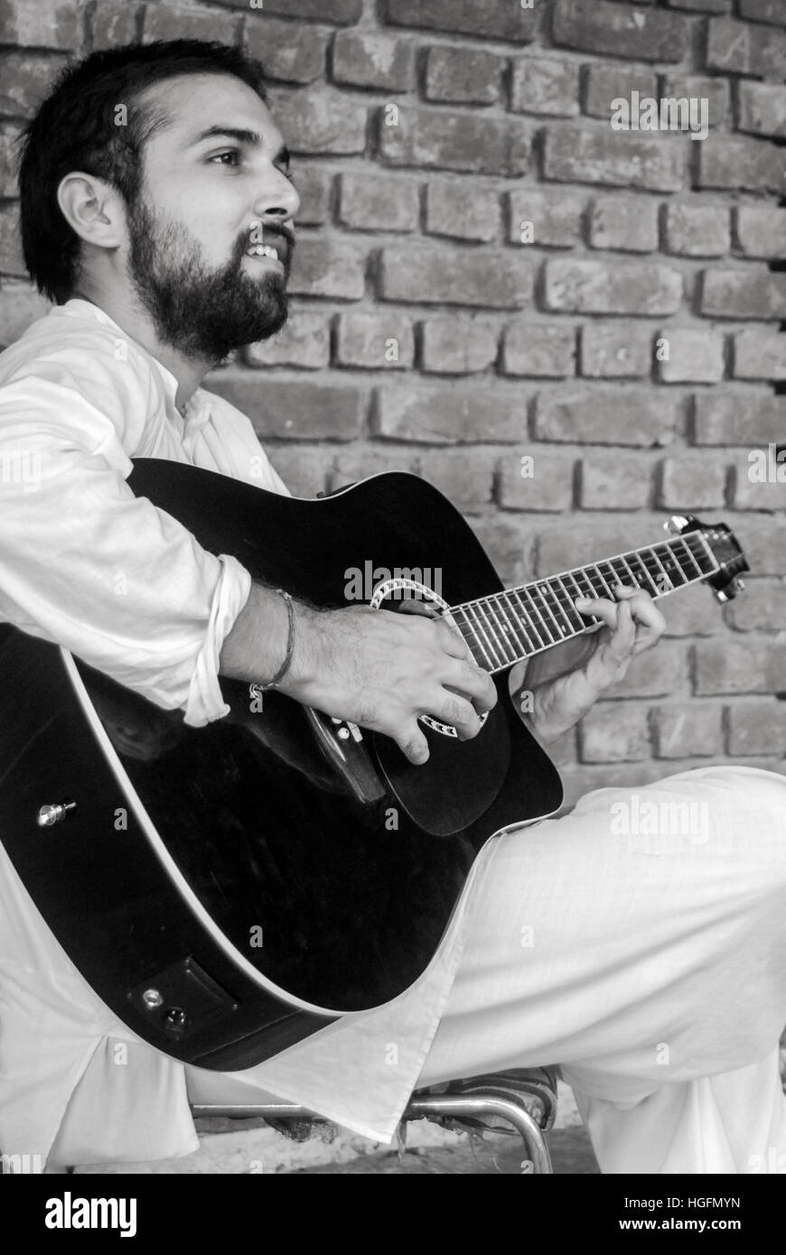 Un guitariste jouant son instrument. Banque D'Images