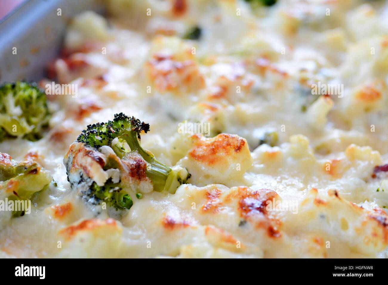 Gros plan du chou-fleur et brocoli cuit avec du parmesan râpé. Banque D'Images