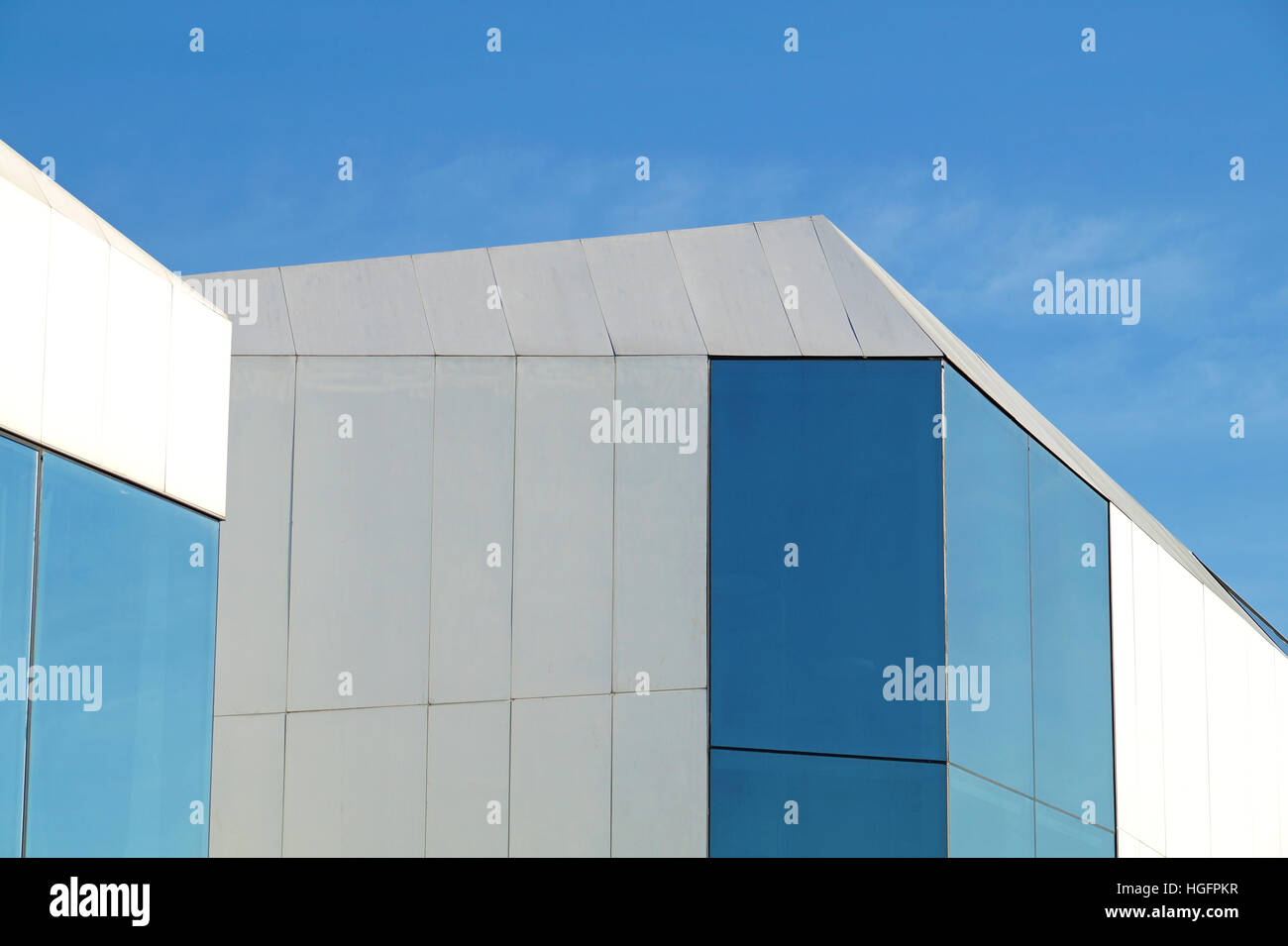 Détails de façade gris avec panneaux en aluminium portes et fenêtres de bâtiment industriel Banque D'Images