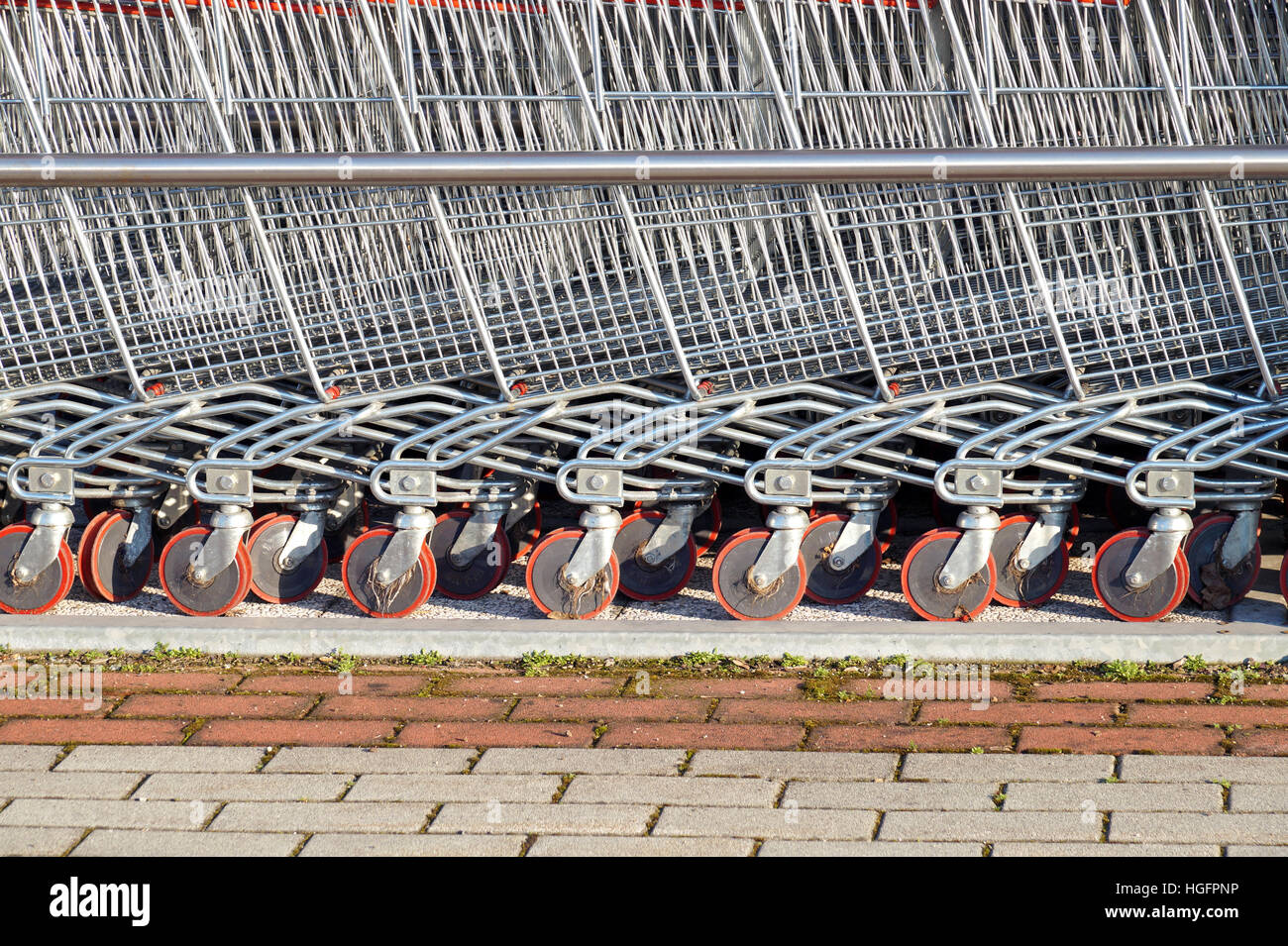 Rangée de chariots ou charrettes dans supermarché Banque D'Images