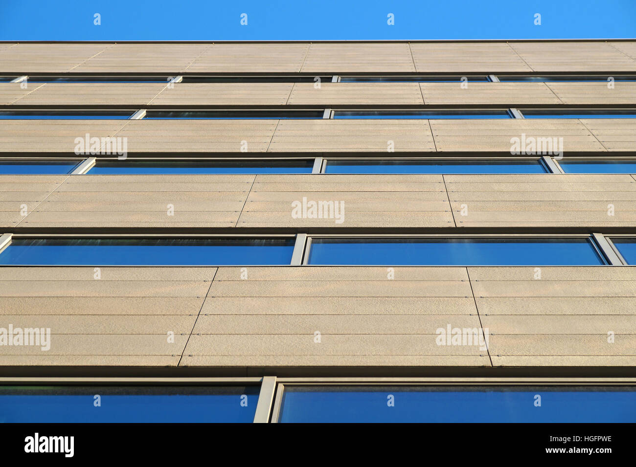 Fenêtres d'un bâtiment abandonné avec vue brouillée Banque D'Images