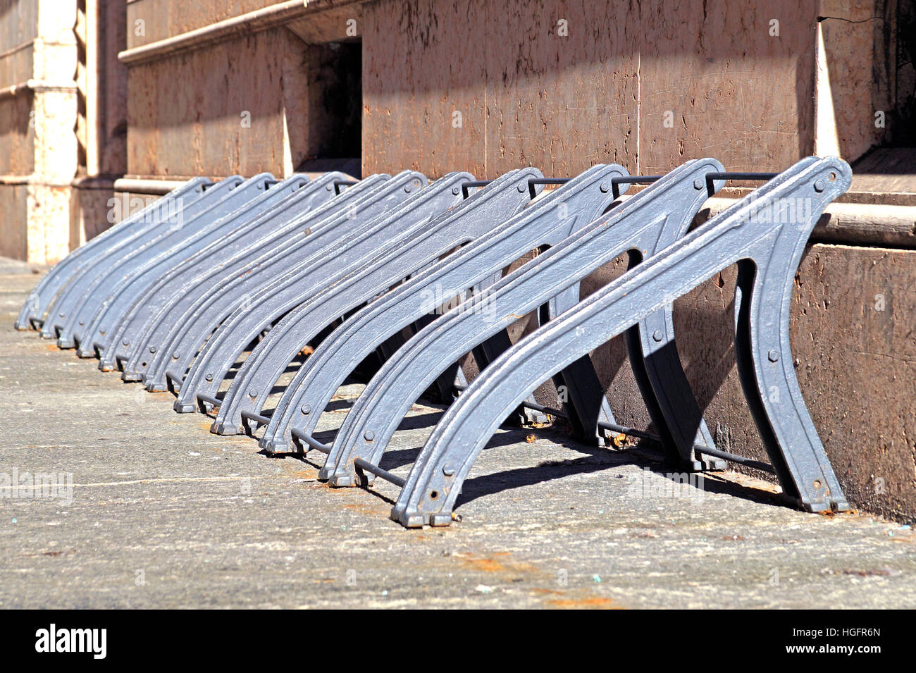 Location vide rack avec cadenas de vélo abandonné Banque D'Images