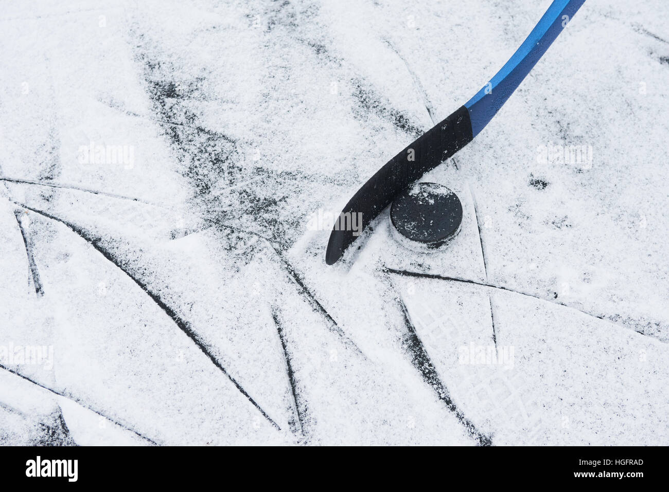Patinage sur glace en plein air. Les jambes de joueur de hockey sur patins et patinoire. Banque D'Images