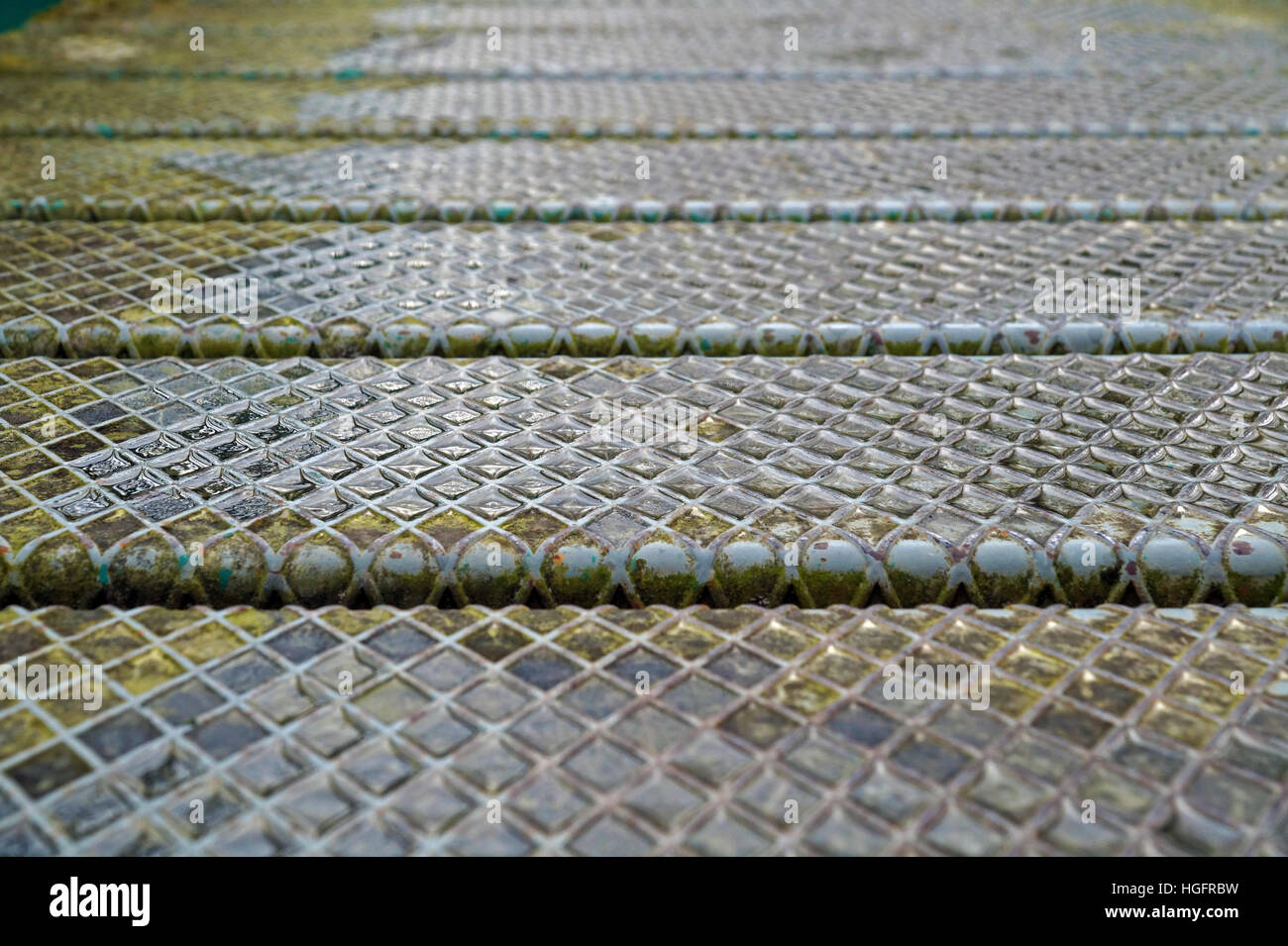 Glisser la plaque d'acier vieux métal rouillé,tôle métallique, de texture , expérience de l'industrie, les surfaces en aluminium , argent brillant industriel avec losange de formes. Banque D'Images