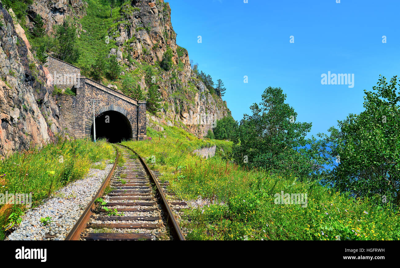 Vieux tunnel sous la montagne la plus élevée. Circum-Baikal de fer. Région d'Irkoutsk. La Russie Banque D'Images