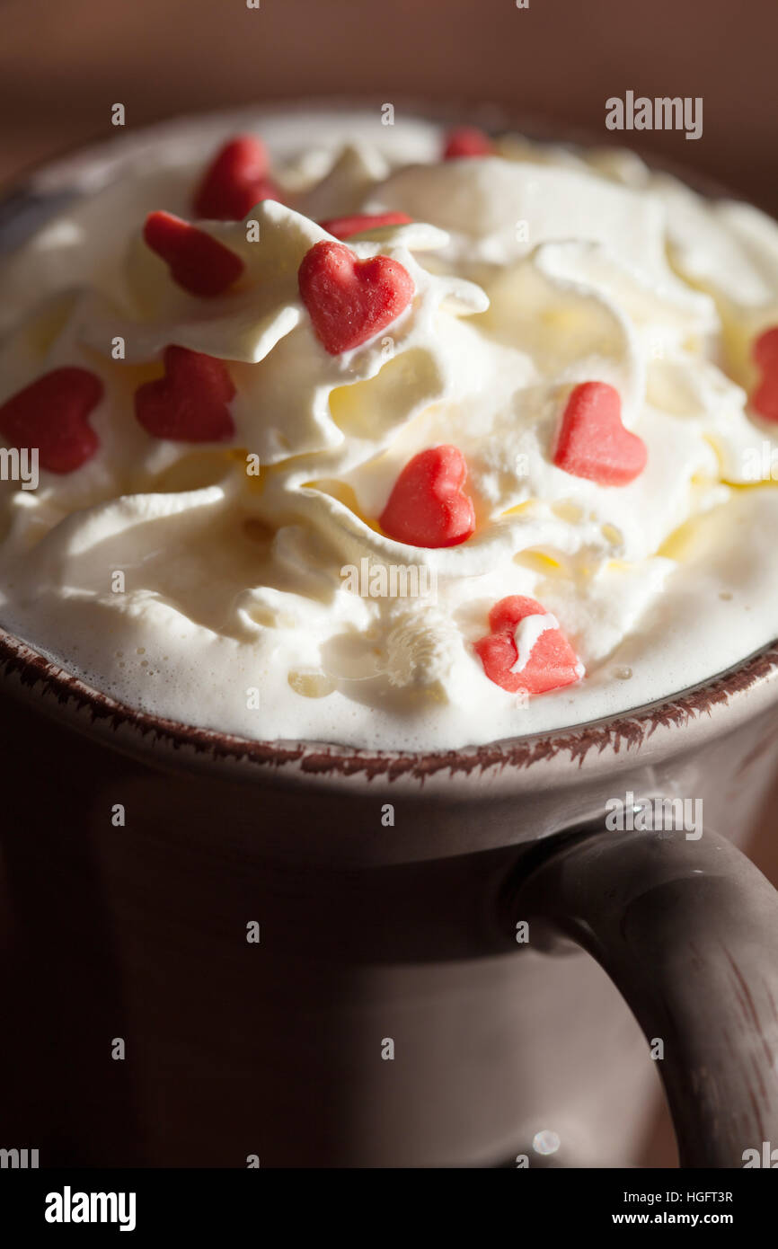 Tasse de café avec de la crème fouettée et coeurs rouges Banque D'Images
