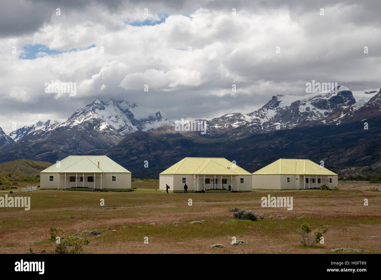 Les bungalows de l'établissement Estancia Cristina ci-dessous Andes, lac Argentino, à El Calafate, parc national Los Glaciares, Patagonie, Argentine Banque D'Images