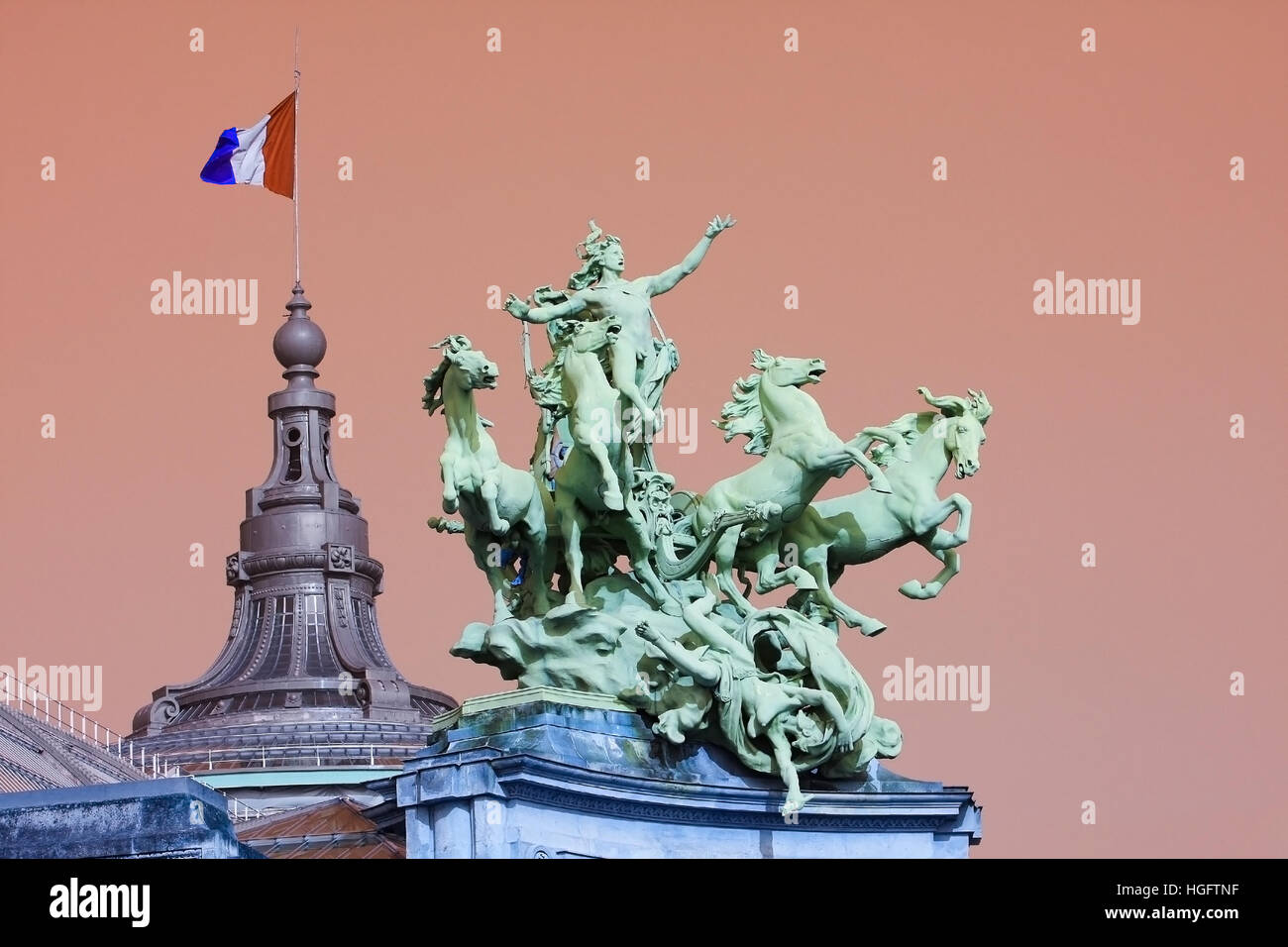 Statue sur le Grand Palais à Paris, en France, à l'Avenue des Champs Elysées, créé pour l'Exposition Universelle de 1900. La statue représente l'harmonie triumphin Banque D'Images