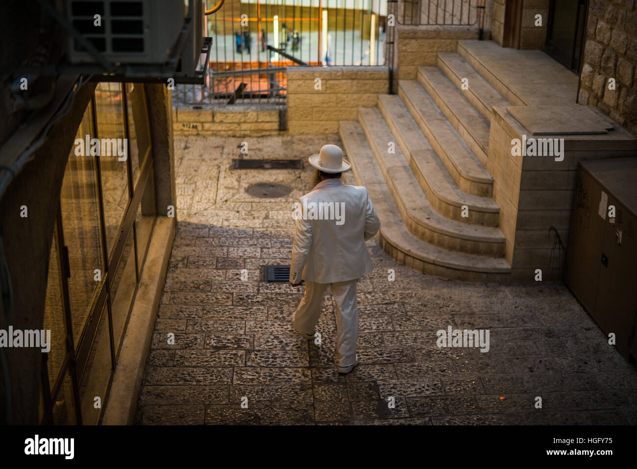 Scène de rue avec le juif en vêtements blancs, Mild Jérusalem, Israël, Moyen Orient Banque D'Images