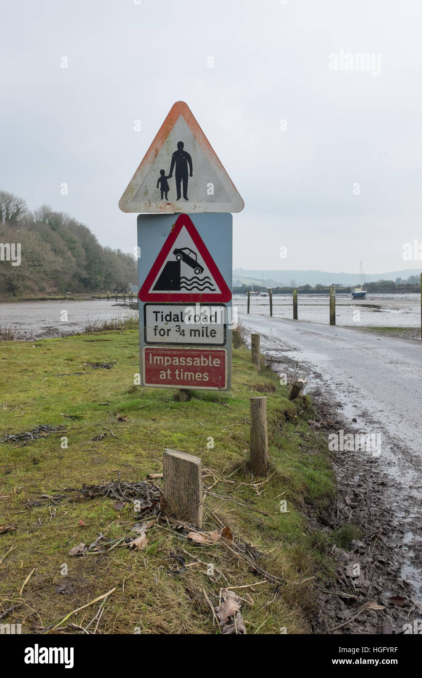 Panneau d'avertissement pour la route de marée par la rivière Avon à Aveton Gifford, South Hams, Devon Banque D'Images