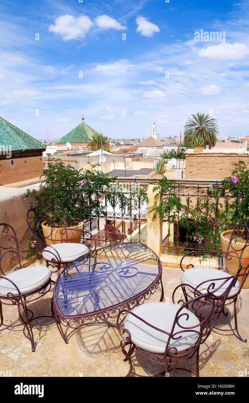 Toit-terrasse rustique avec table et chaises dans un Riyad Marrakech, Maroc Banque D'Images