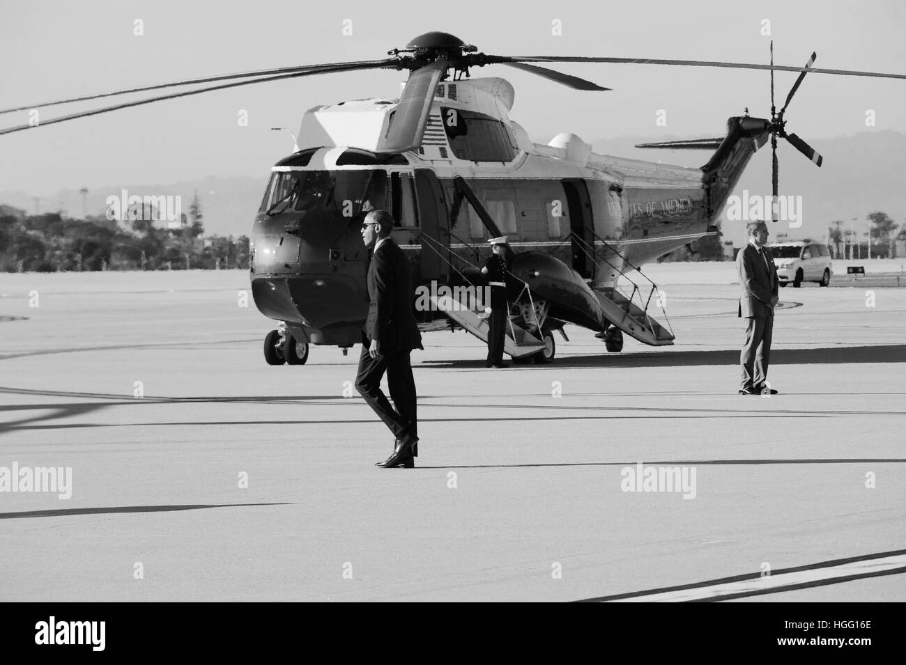 Le président Barack Obama arrive et promenades pour un marin, nighthawk à l'aéroport de LAX le 11 février 2016 à Los Angeles, Californie. Banque D'Images