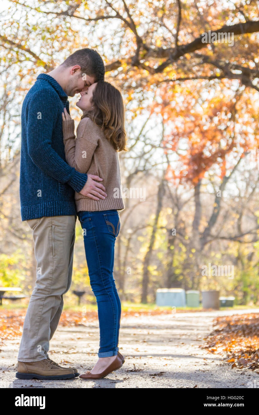 Baiser romantique dans le parc. Banque D'Images