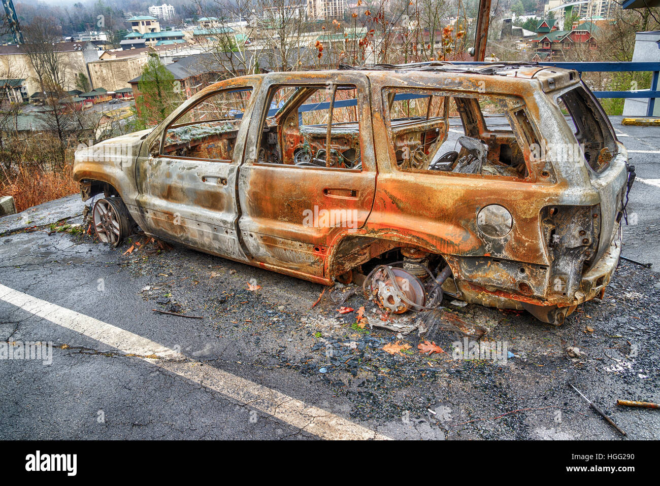 GATLINBURG, Tennessee/USA - 14 décembre 2016 : une voiture attend que les équipes de nettoyage à la suite d'un violent incendie de forêt qui a détruit une partie Banque D'Images