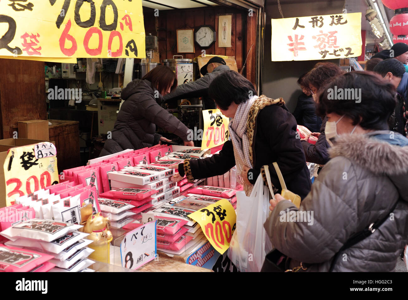 Nouvelle ans festivité shoppers at a market stall à Asakusa, le Japon c'est la vente de produits liés à l'appartement de rituels. Banque D'Images