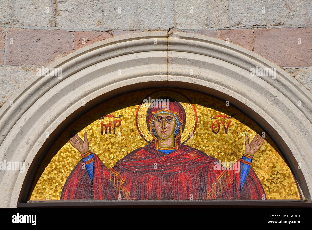 Une peinture murale d'un saint orthodoxe grecque au-dessus de l'entrée d'une église à Budva, Monténégro Banque D'Images