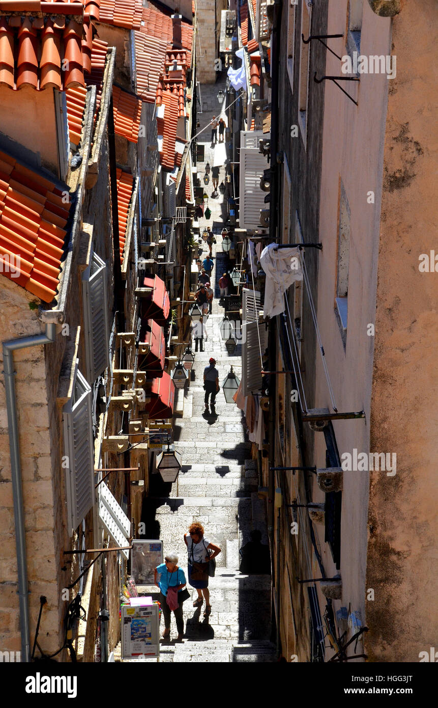 Les piétons marchant dans une ruelle de la vieille ville fortifiée de Dubrovnik, Croatie - un site du patrimoine de l'UNESCO. Banque D'Images