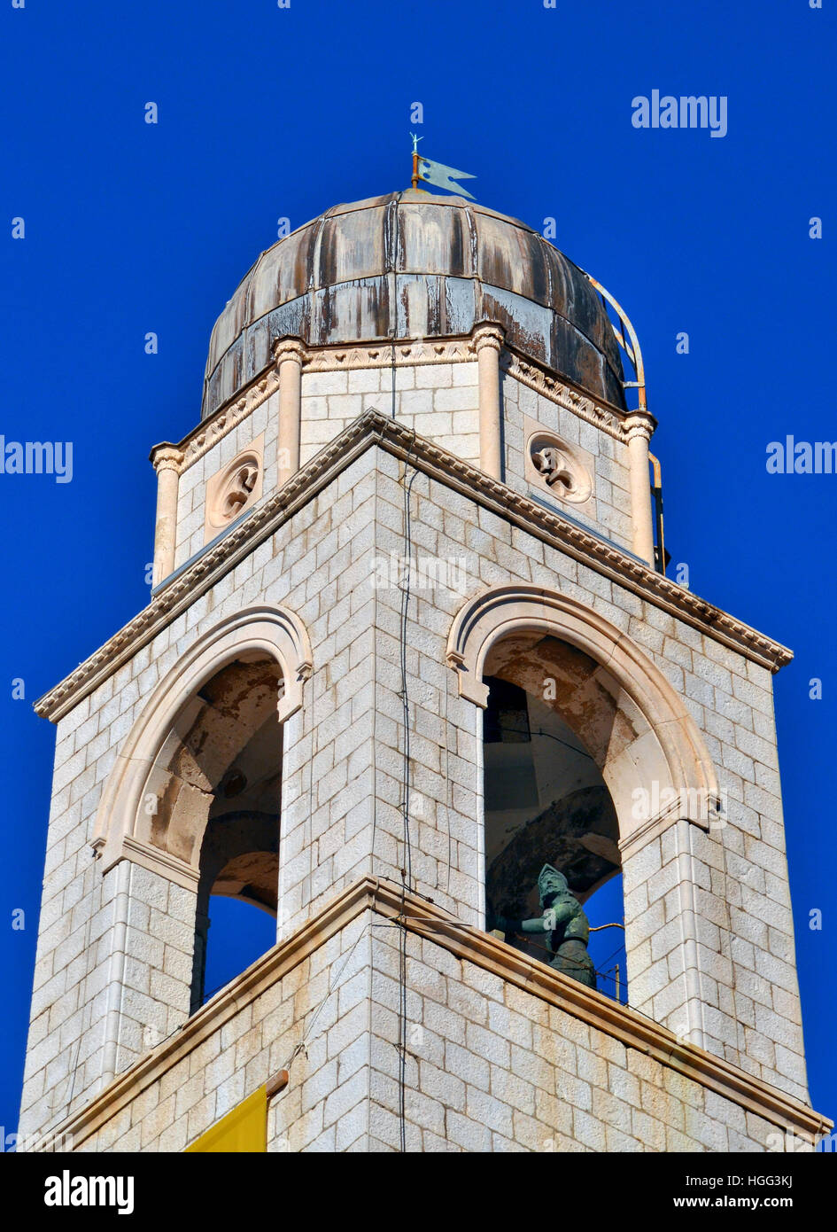 Détail de la partie supérieure de la ville de Dubrovnik Bell Tower et l'une des figures en bronze de la sonnerie. Banque D'Images