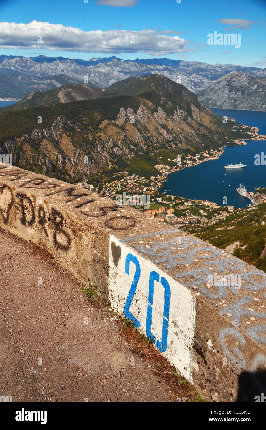 Vue de la baie de Kotor, Monténégro, à partir de la 20e virage en épingle de 25, sur la route sur le mont Lovcen. Banque D'Images