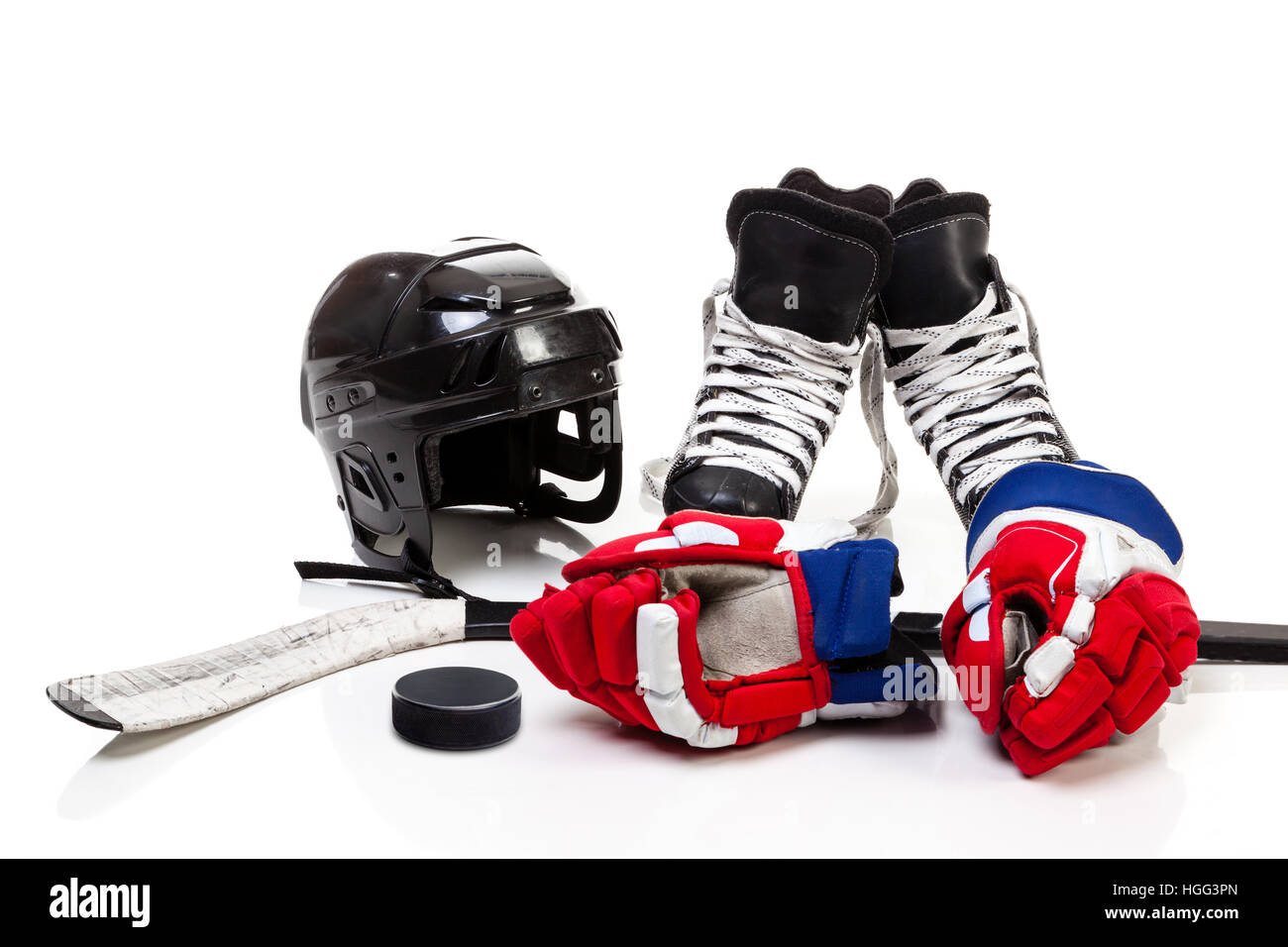 L'équipement de hockey sur glace avec casque de sécurité, gants, paire de patins, d'un bâton et une rondelle de hockey. Isolé sur fond blanc. Banque D'Images